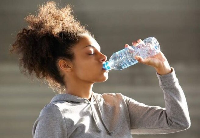FAKT ODER MYTHOS: SPENDET WASSER FEUCHTIGKEIT FÜR DIE HAARE?