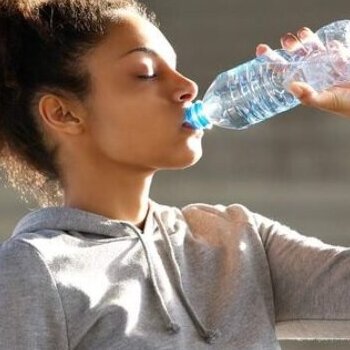 FAKT ODER MYTHOS: SPENDET WASSER FEUCHTIGKEIT FÜR DIE HAARE?