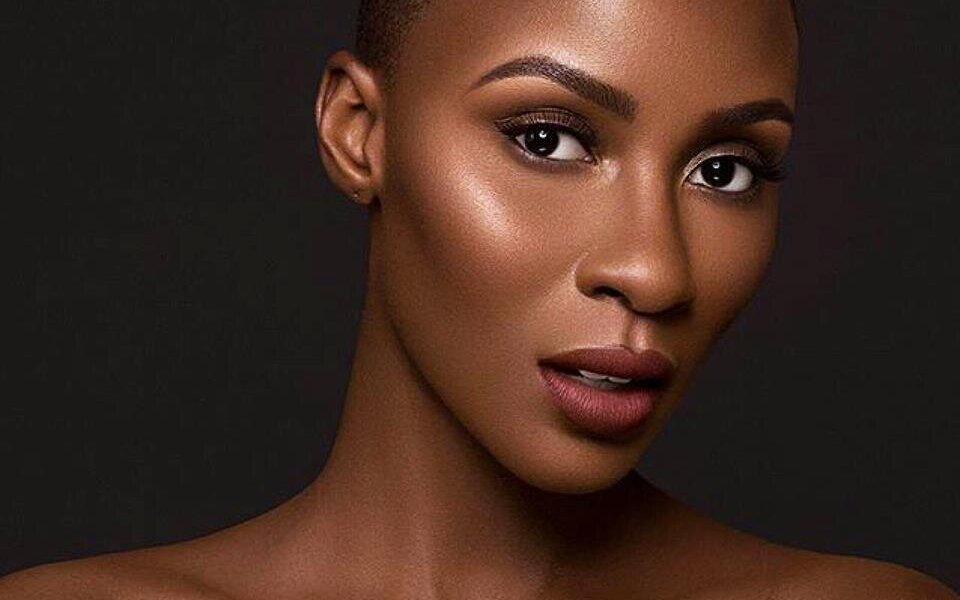 ELIKYA BEAUTY: NATÜRLICHES MAKE-UP FÜR DUNKLE HAUTTÖNE