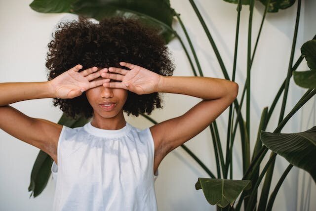 Stilharmonie: Afro-Haarstyles und Outfits für jede Gelegenheit perfekt abstimmen