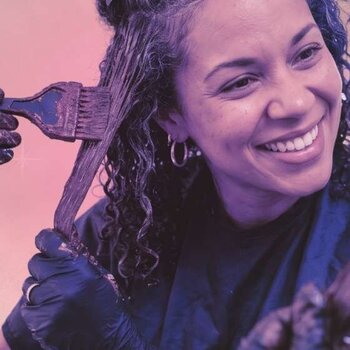 Graue Haare bei Afro-Haaren: Natürliche Alternativen zu chemischen Haarfarben