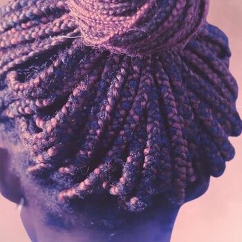Wie Sie Ihre Braids oder Locks auffrischen, ohne sie zu waschen?