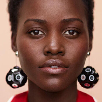 lupita nyongo coiffure afro cheveux crépu coupe courte taperd cut