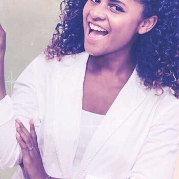 Ihre Afro-Friseurin zu Hause empfangen: Tipps für einen gelungenen Hausbesuch